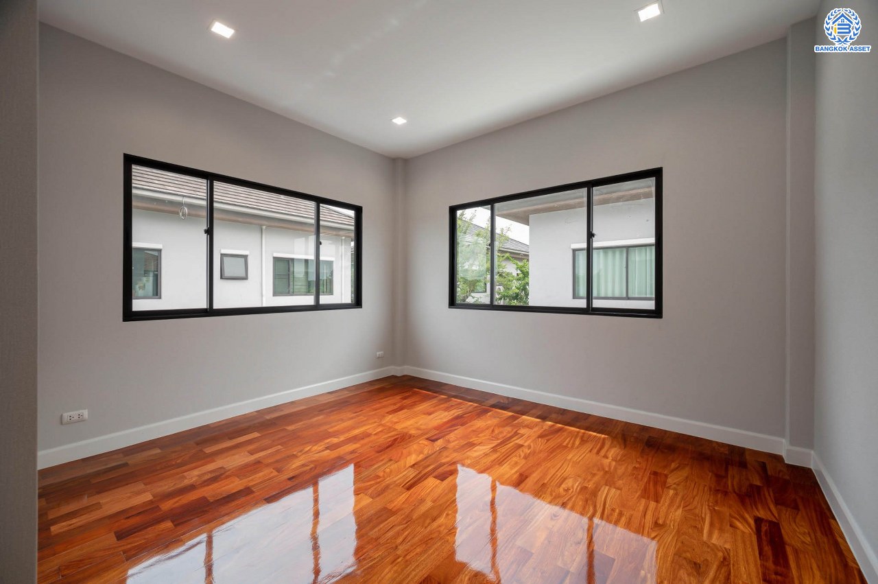 คฤหาสน์สุดหรู ดีไซน์สุด Luxury ติดถนนบรมราชชนนี โครงการ เดอะแกรนด์ ปิ่นเกล้า หลังมุม บนเนื้อที่ถึง 111.6 ตร.ว. ฟังก์ชัน 4 ห้องนอน 5 ห้องน้ำ 1 ห้องแม่บ้าน จอดรถได้ 2 คัน พร้อมบรรยากาศ Private บนทำเลเชื่อมต่อหลายเส้นทาง อาทิถนนบรมราชชนนี, ถนนพุทธมณฑลสาย3 ใกล้เซ็นทรัล ปิ่นเกล้า, ม.มหิดล และทางคู่ขนานลอยฟ้าบรมราชชนนี...